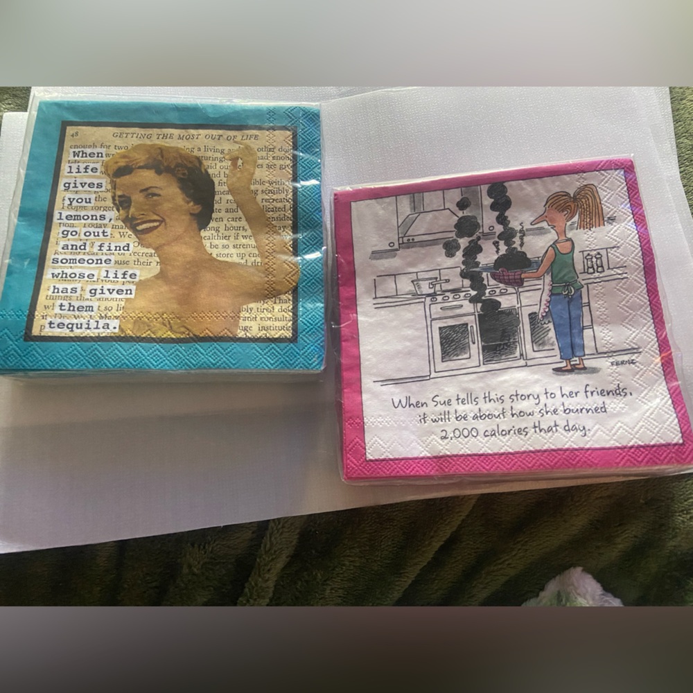 NewinPackaging set of 2 DesignBeverage napkins.Each package contains 20 napkins